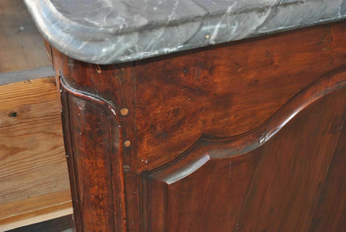 7395.0 Curved Walnut Chest Of Drawers, 18th Century photo