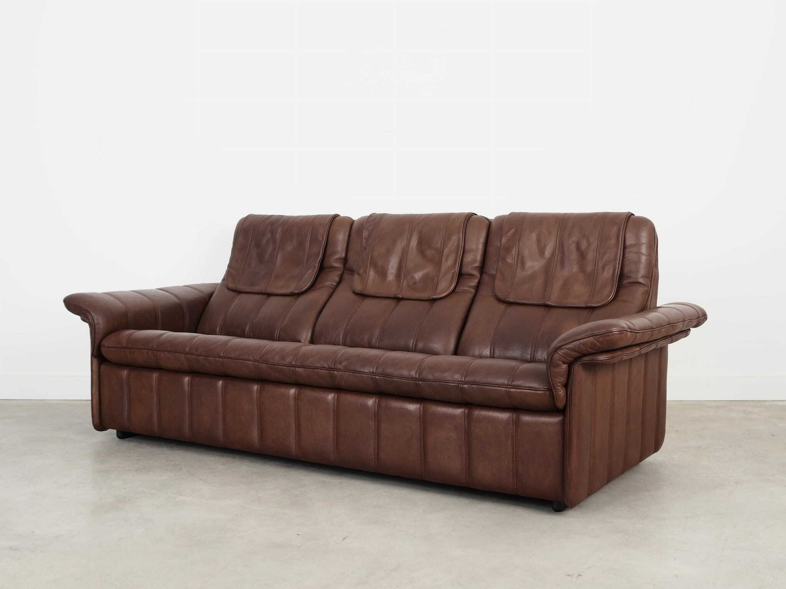 Bruinleren Bank, Zwitsers Design, Jaren 1970, Fabricage: De Sede photo for sale