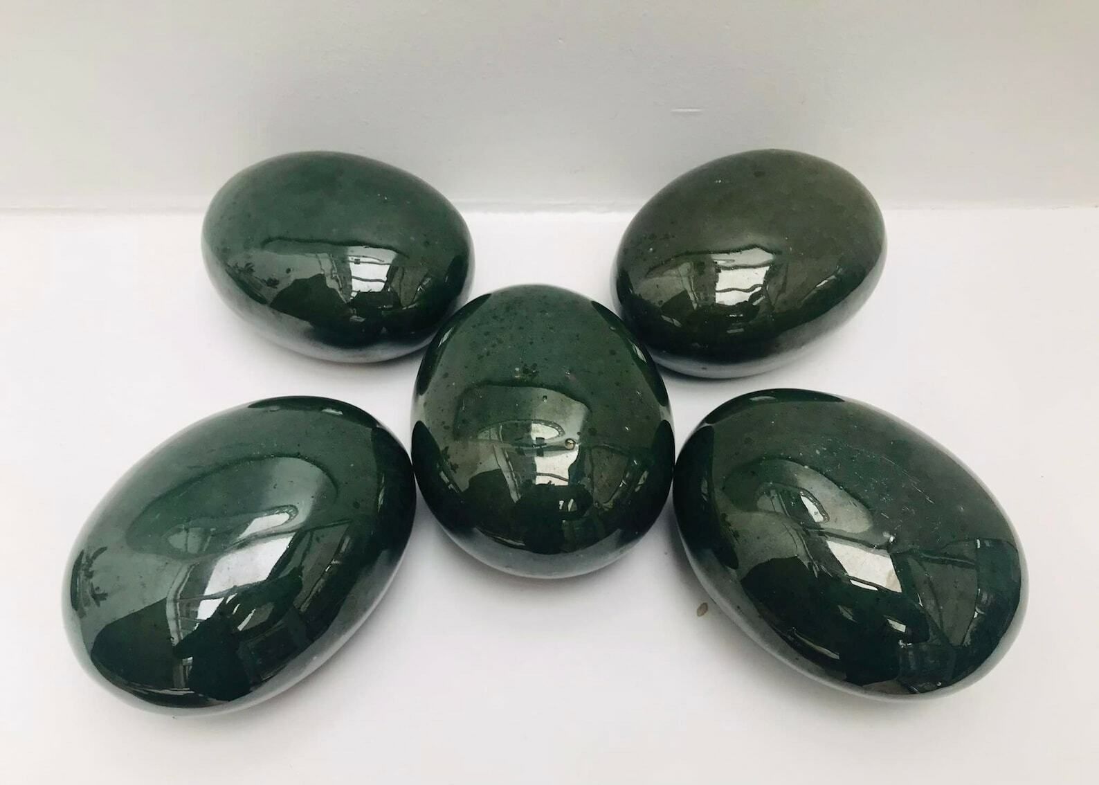 Set Van 5 Geglazuurde Keramische Stenen, Groen – Decoratieve Stijl Jaren 1950 – Tafel  En Woondecoratie photo for sale