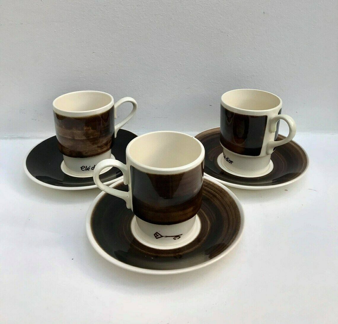 Koffiekopjesset Bruin Vintage Set Van 3 Stapelbare Thee  En Koffiekopjes Met Schoteltjes Clé D'or Van Petrus Regout Royal Sphinx Maastricht Jaren 60–70 Espresso photo vinterior