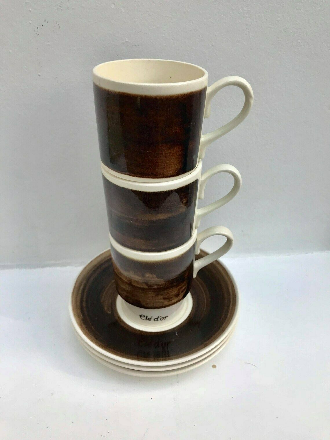 photo furniture Koffiekopjesset Bruin Vintage Set Van 3 Stapelbare Thee  En Koffiekopjes Met Schoteltjes Clé D'or Van Petrus Regout Royal Sphinx Maastricht Jaren 60–70 Espresso