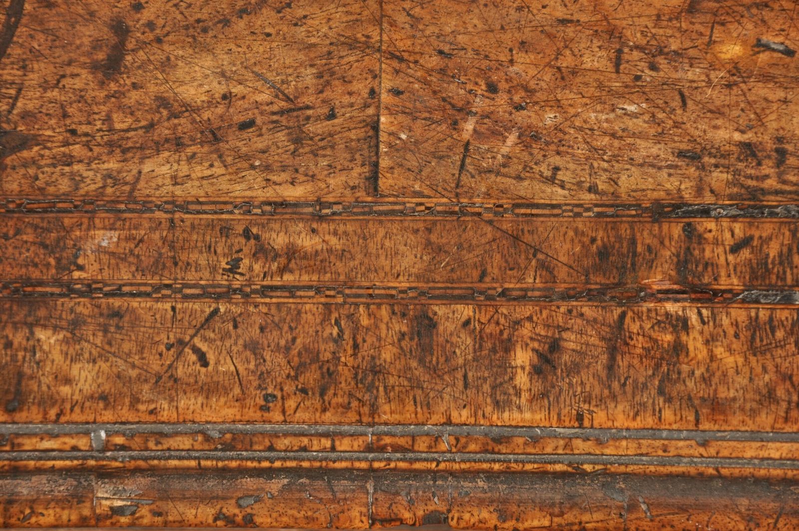 Important Early 18th Century Walnut Kneehole Desk photo 12500.0