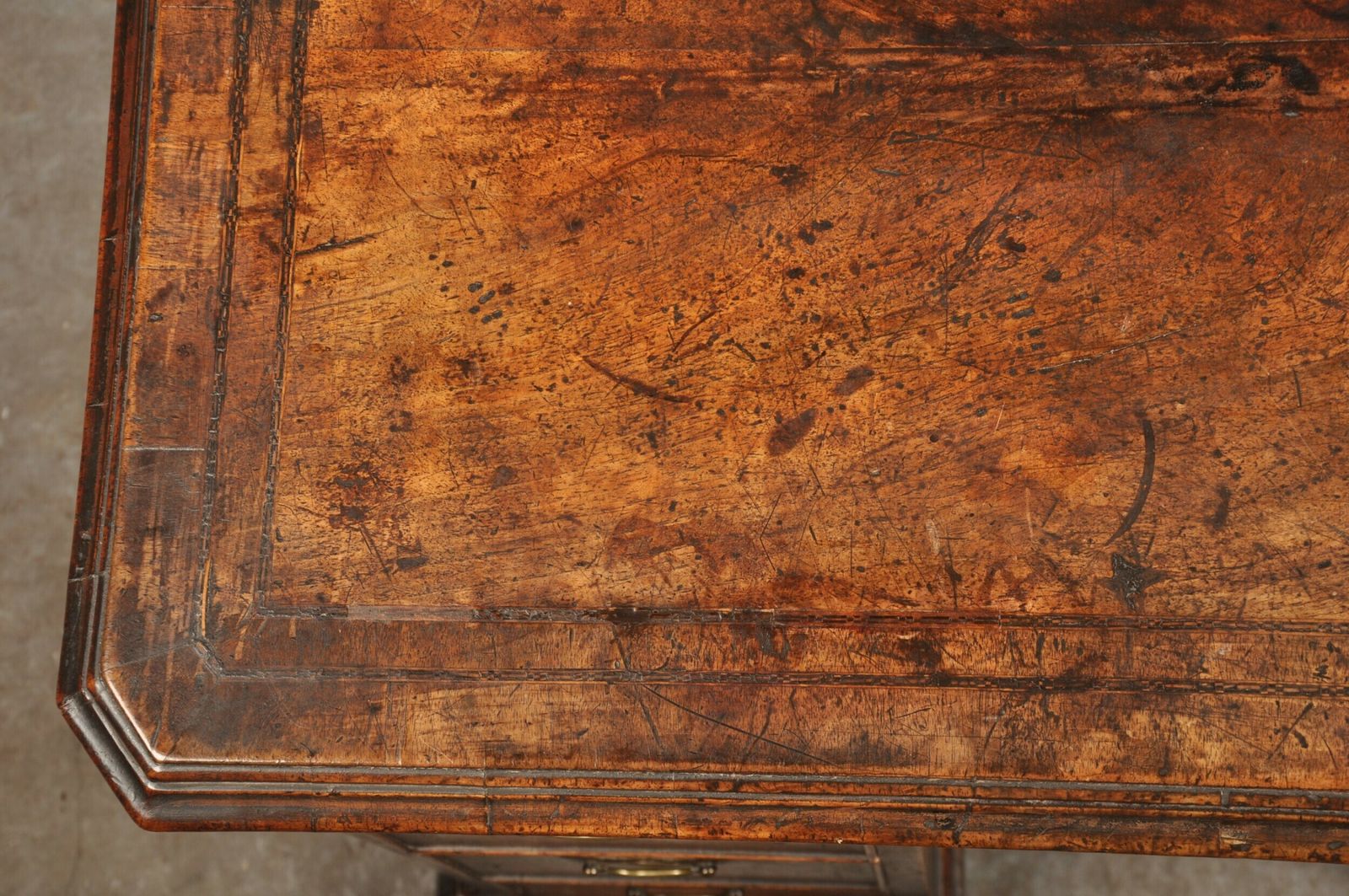 photo vintage Important Early 18th Century Walnut Kneehole Desk