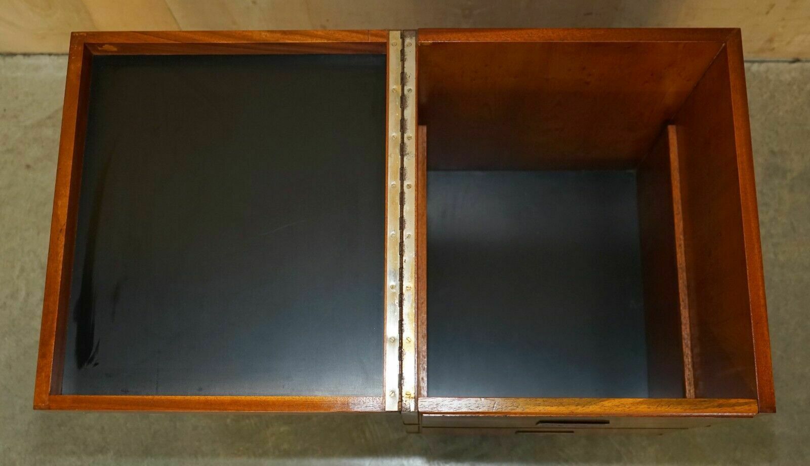 photo vinterior Burr Yew & Elm Wood Military Campaign Drinks Cabinet Hidden Inside A Side Table