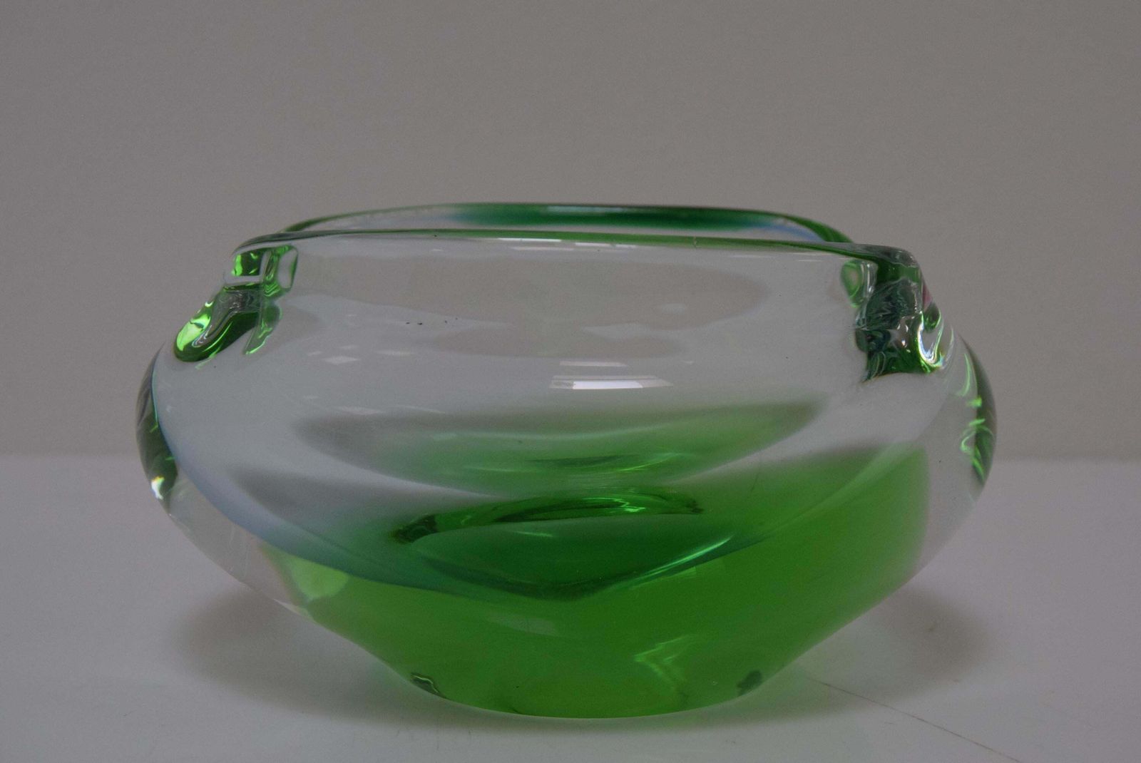 Midcentury Ashtray From Metallurgical Glass, By Glasswork Novy Bor, 1960s photo vinterior