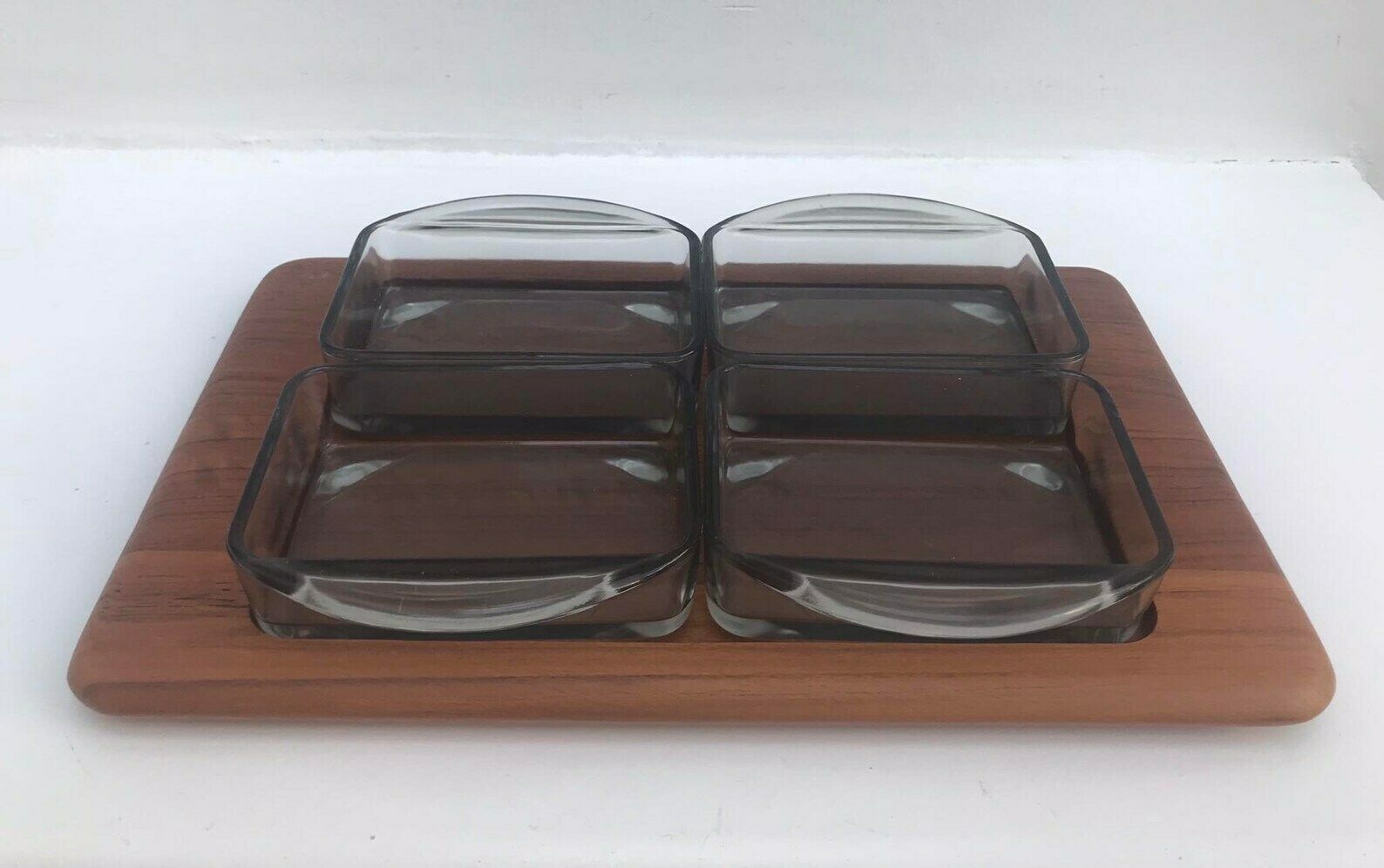 photo furniture Vintage Serveerschaal Van Hout Met 4 Gerookte Grijze Glazen Bakjes – Teakhouten Deens Mid Century Modern Design, Digsmed