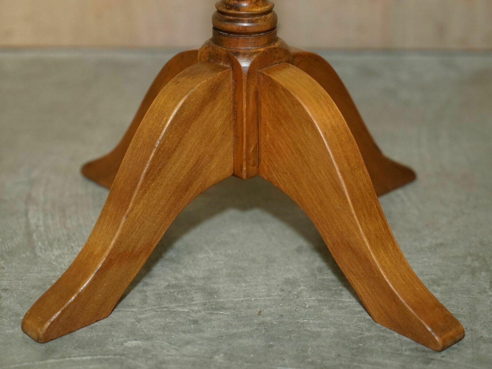 photo furniture Vintage English Oak Tripod Side End Lamp Wine Table Lovely Patina To The Top