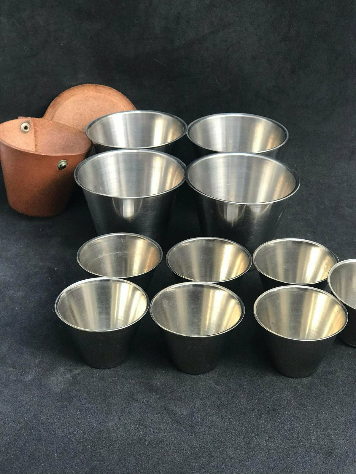 photo furniture Stirrup Cups Set Mid Century Denemarken Roestvrij Staal, Ria Jachtbekers Reisbekers, Glazen Bruinleren Houder Cadeau Voor Hem