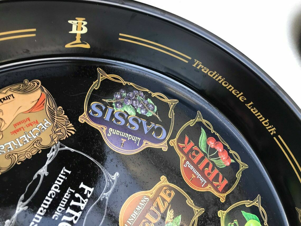 photo for sale Lindeman's Bierblad – Set Van 2 Metalen Serveerbladjes – Reclamebord – Rond – Man Cave / Pub / Bistro / Brasserie Decoratie – Cadeau Voor Hem – Bardecoratie
