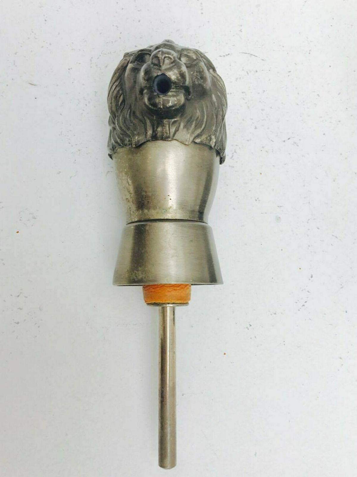 Vintage Flessenstop, Metalen Schenktuit Met Leeuwenkop, Ca. Jaren 1950 – Bijzonder Dierlijk Vormgegeven Metalen Stuk photo vintage