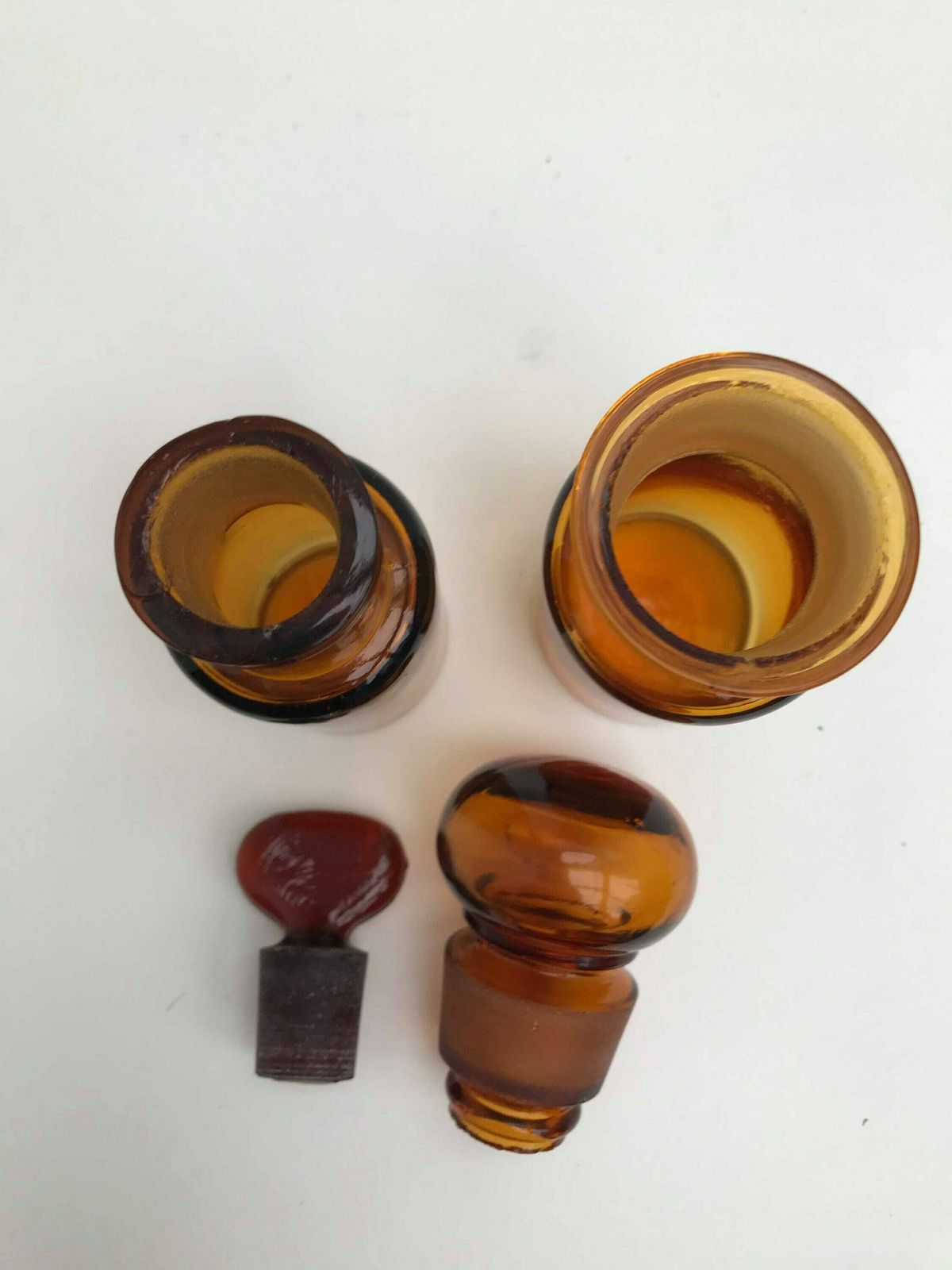 Apothekersflesjes Antiek Bruin Barnsteenglas – Set Van 2 – Apotheek, Medisch, Badkamerdecoratie, Verzamelobject photo for sale