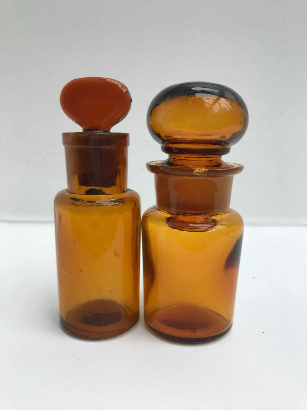 photo furniture Cabinet Pharmacy Antique Brown Amber Glass Apothecary Bottles Set 2 Cabinet Chemist Medical Bathroom Decor Collectible Prescription Medicine