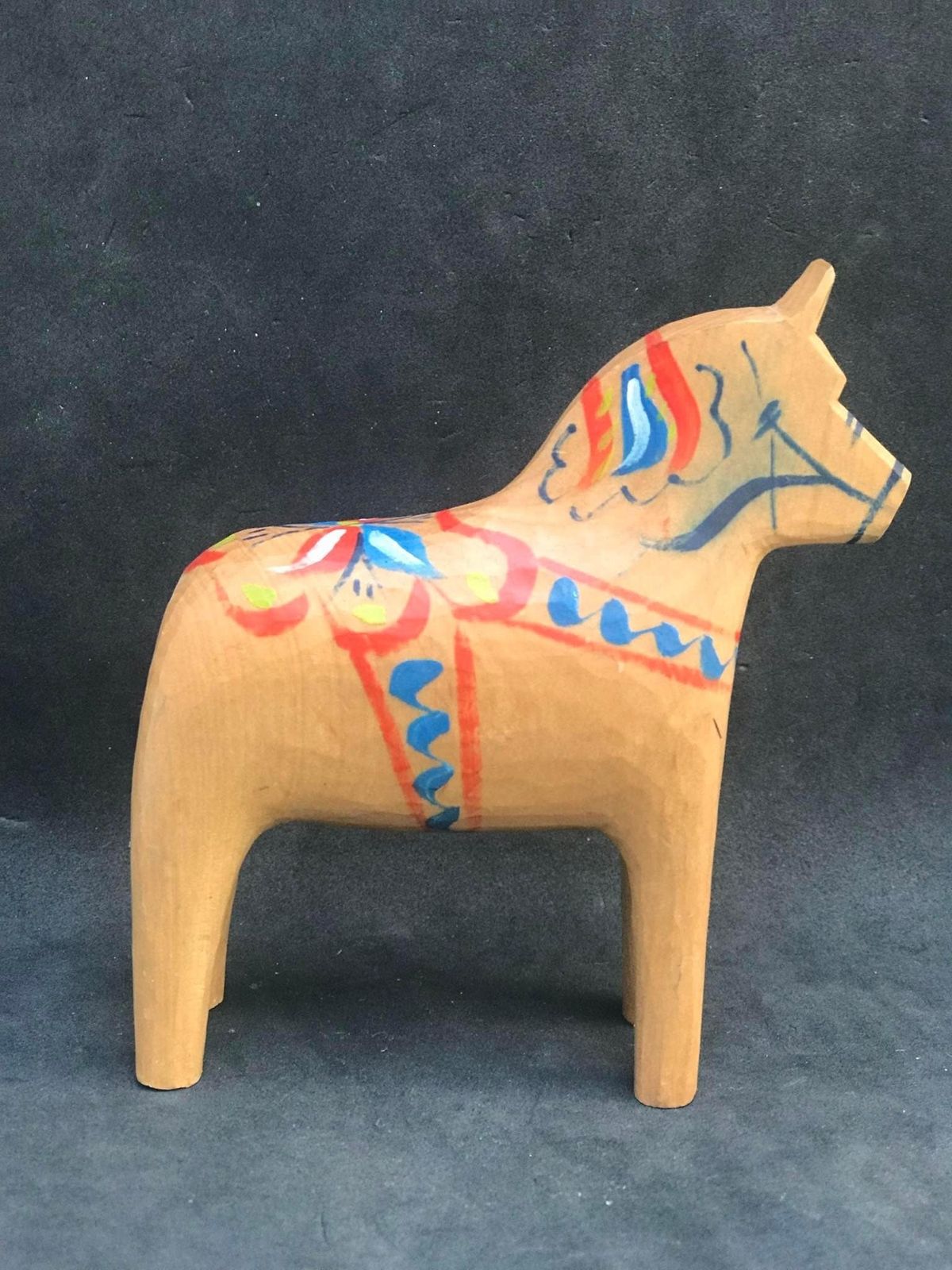 Dala Horse Figurine Beige Paard Zweeds Door Nils Olsson 3,8"/9,7 Cm Scandinavian Modern Handgeschilderd Scandinavisch Design Rood Hout photo furniture