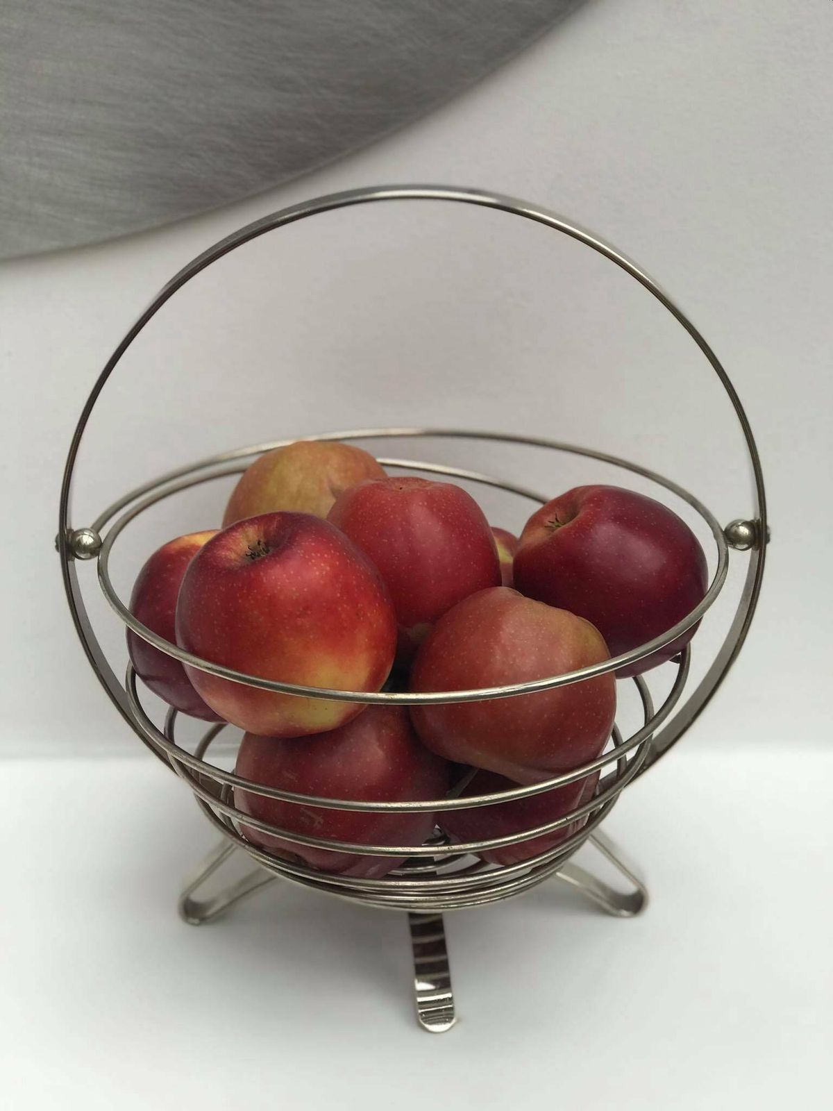 photo furniture Grote Industriële Fruitschaal – Modern Design, Roestvrij Staal