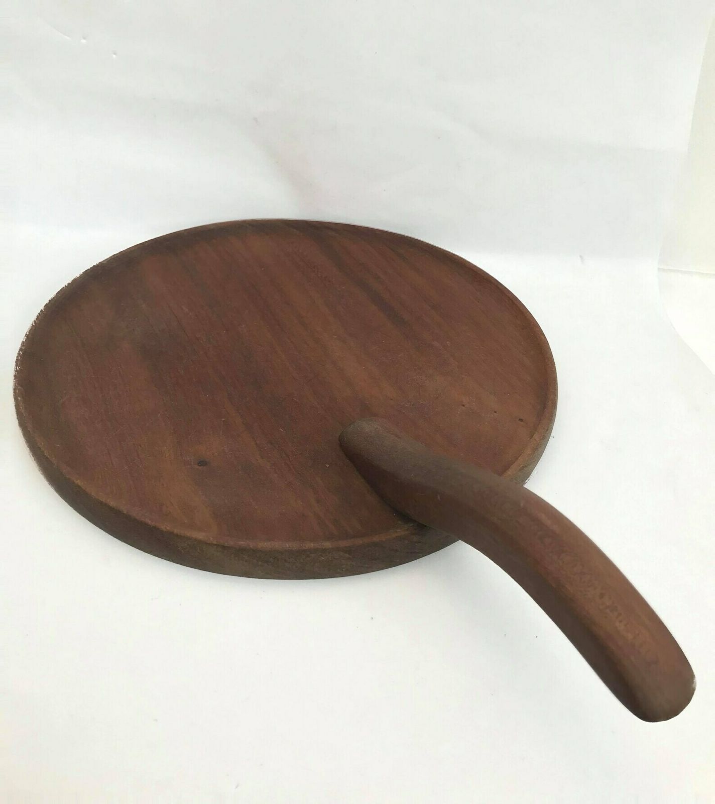 Snijplank | Kaas  En Charcuterieplank | Serveerschaal | Houten Ronde Plank Met Handvat | Barbecuegerei | Cadeau photo furniture