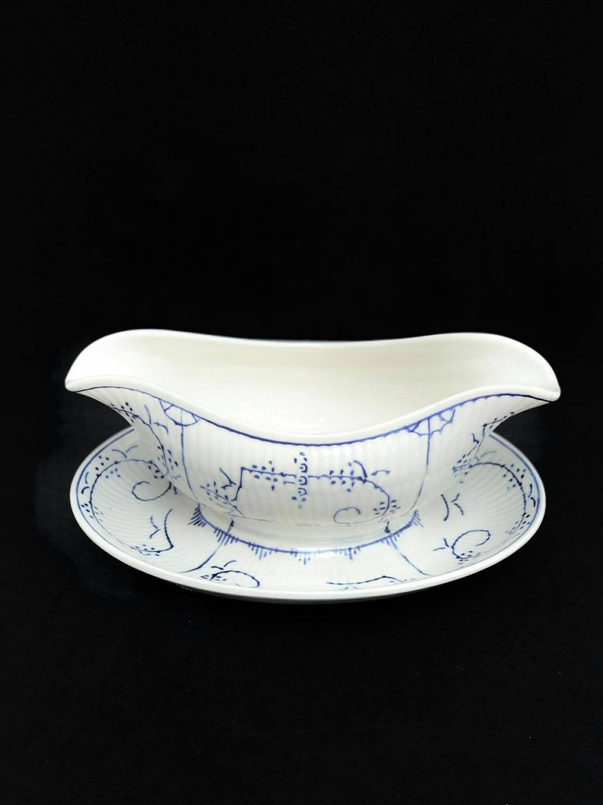 photo furniture Boch Freres La Louviere Copenhagen Pattern, Sauskom Met Schotel – Dresden Blauw Wit Porselein, Jaren 1920, Antiek Belgisch Aardewerk