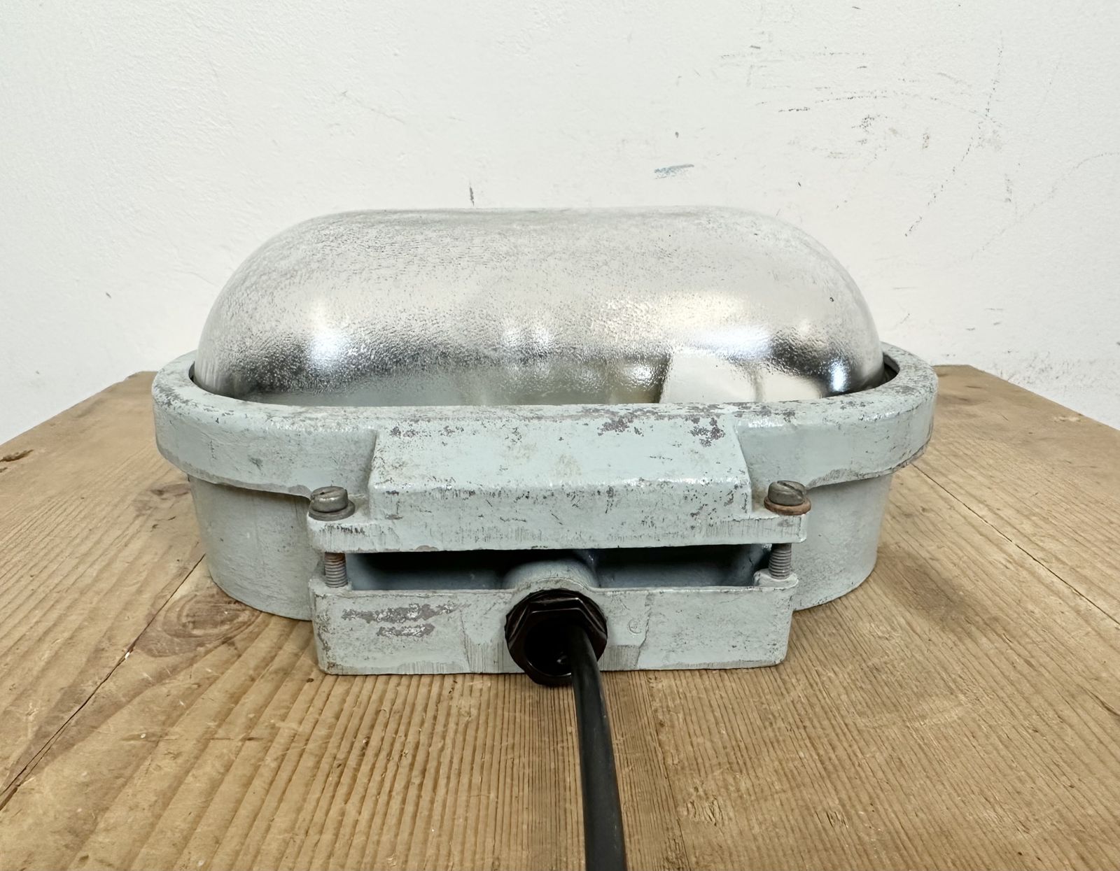 photo vinterior Industrial Cast Aluminium Wall Light With Frosted Glass From Elektrosvit, 1970s, 7x
