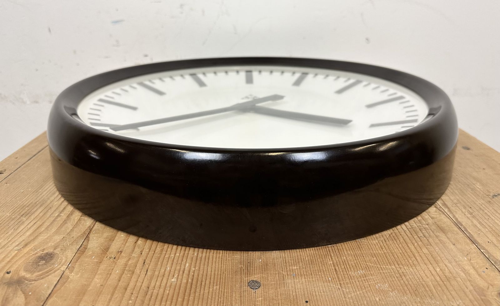 photo vinterior Large Industrial Bakelite Factory Wall Clock From Pragotron, 1960s