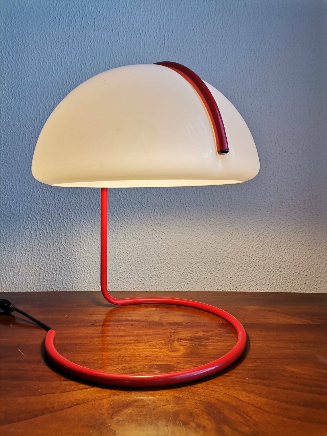 photo for sale Guzzini Conchiglia Table Lamp In Red And White / 60s Italian Design By Buttura And Massoni / Made By Meblo Yugoslavia / Mcm