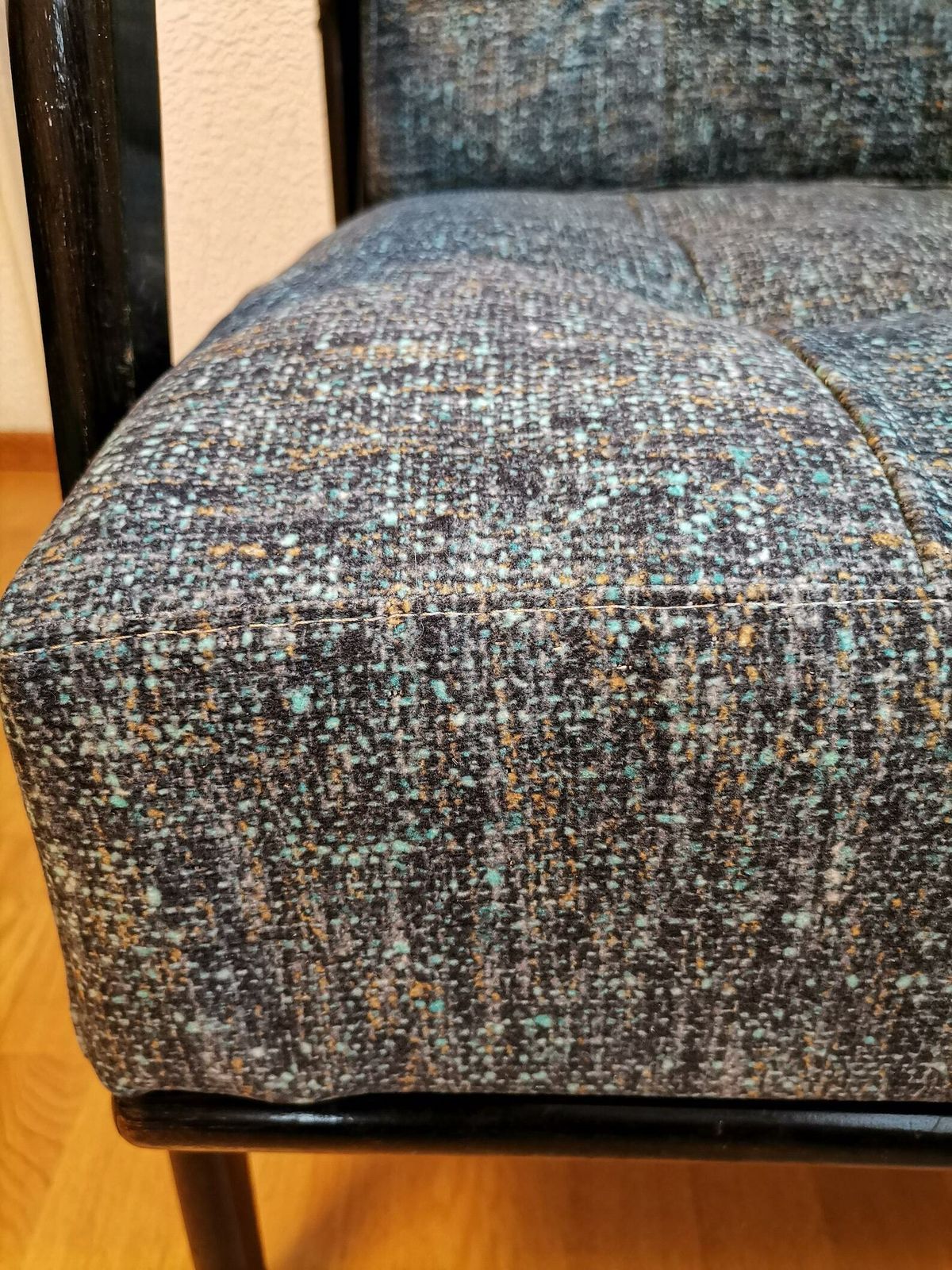 Opnieuw Beklede Boucléfauteuil / Deense Stijl Fauteuil / Mid Century Modern Fauteuil / Easy Chair / Fauteuil Met Kussens photo vintage
