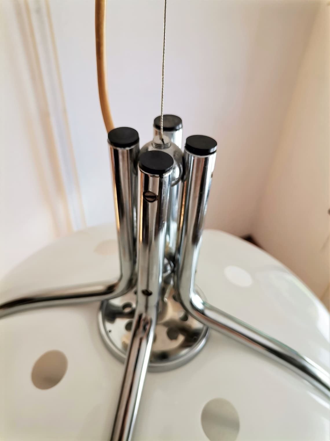 White Quadrifoglio Pendant Light / Harvey Guzzini Design / 1960s 1970s Italy / Space Age Lamp photo 1650.0