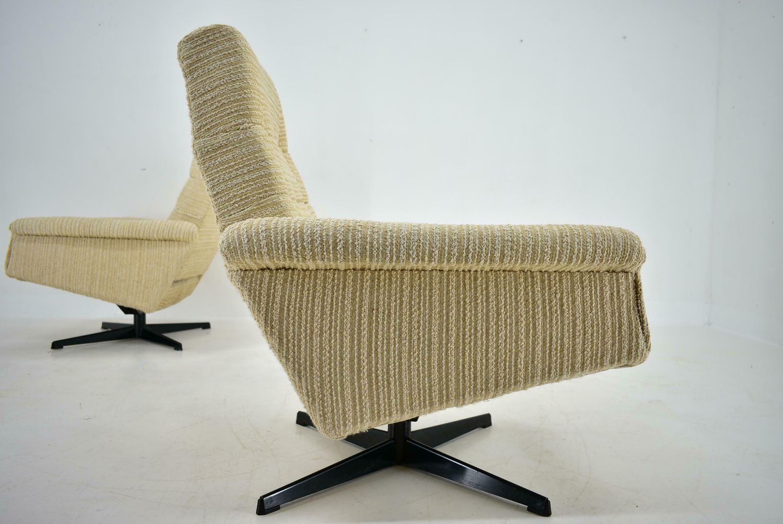 photo vinterior Pair Of Armchairs, Tabouret By Morávek A Munzar , 1968s