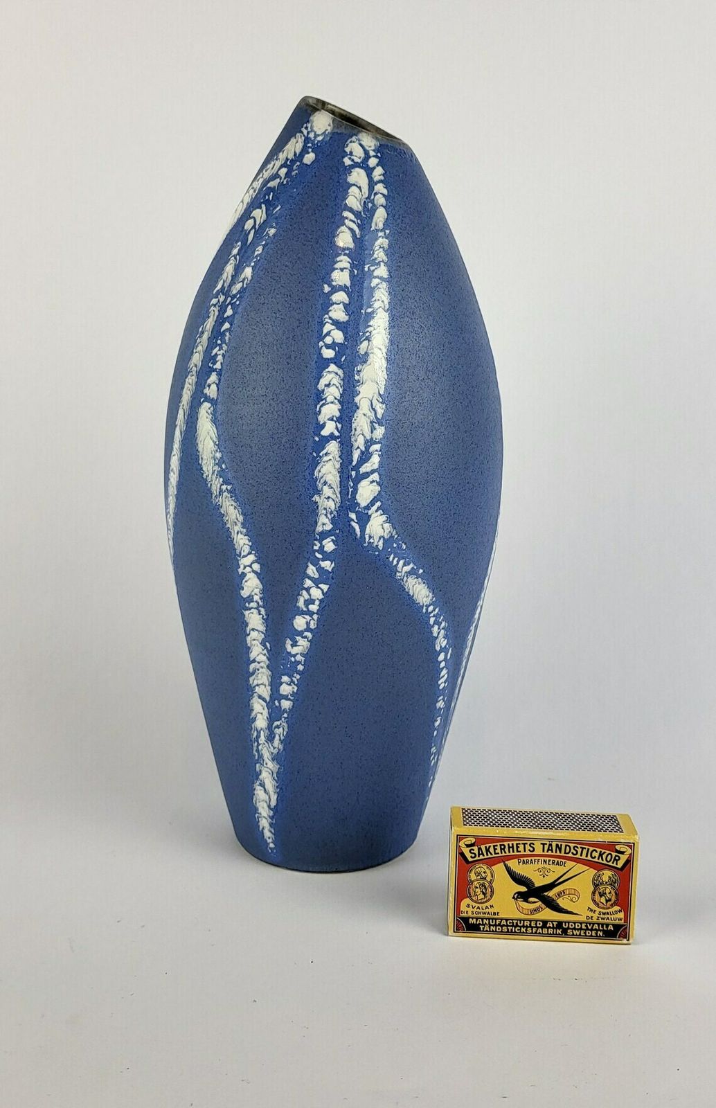 Vintage Schlossberg Keramik Blauw Wit Vaas Met Azuurdecor, West Duits Aardewerk, Ca. Jaren 1950 photo furniture