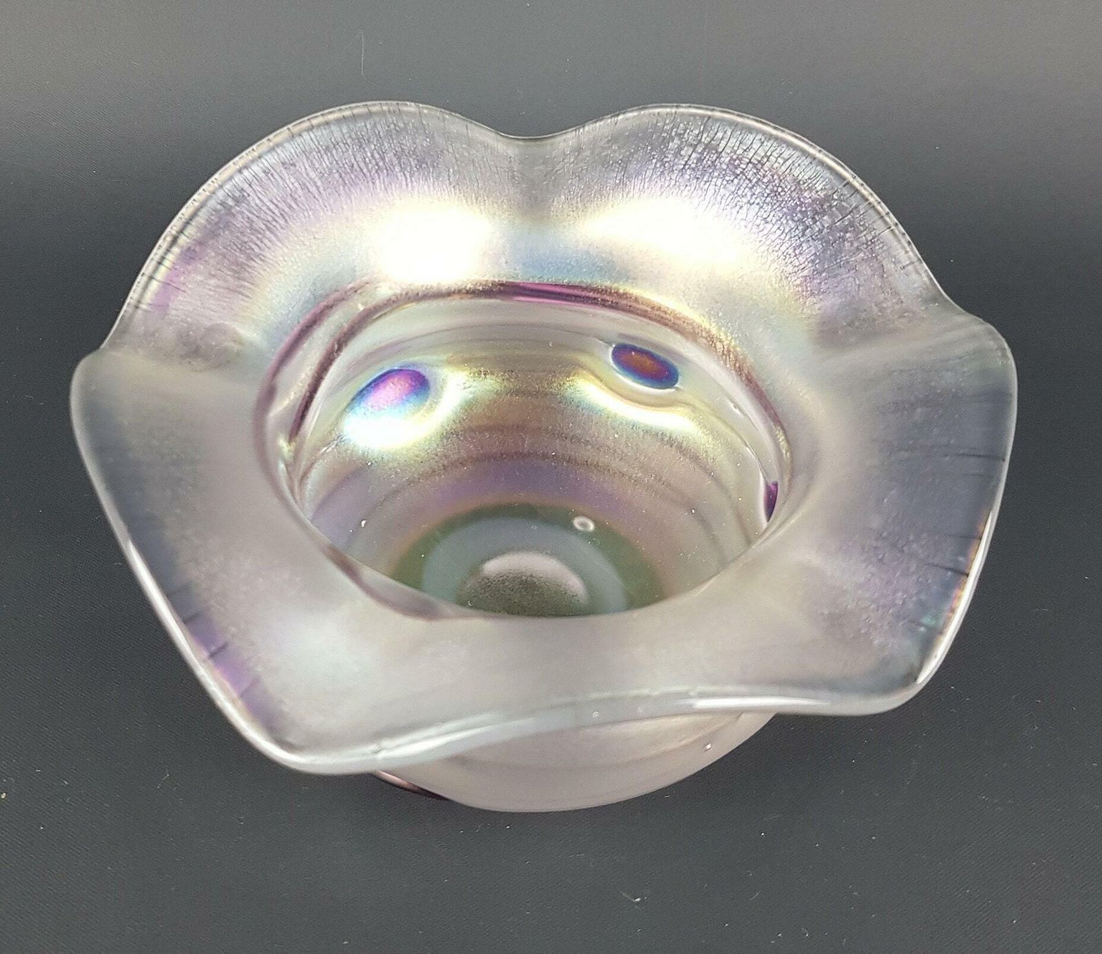 Vintage Art Deco Freiherr Von Poschinger Iriserende Schaal Met Paarse Accenten Fleur Door Martin Weinberger West Duitsland Jaren 1970 photo for sale