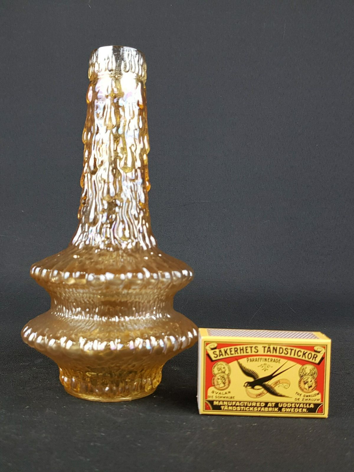 Vintage Unieke Carnival Glass Vaas Met Barnsteen Goudgele Iriserende Glans En Druipende Decoratie, Europees Glas, Jaren 1960–1970 photo furniture