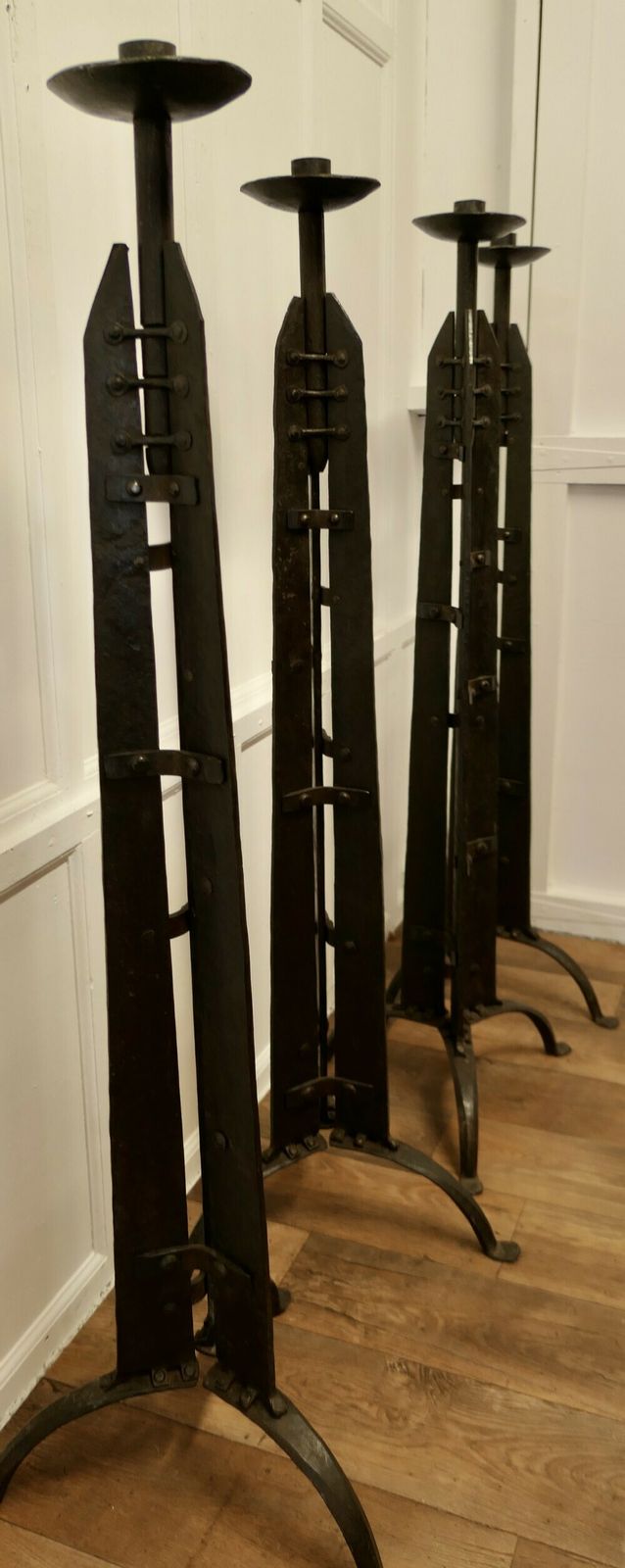 Set Of 4 Hand Forged Iron 5ft Floor Standing Cathedral Candle Sticks, photo vintage