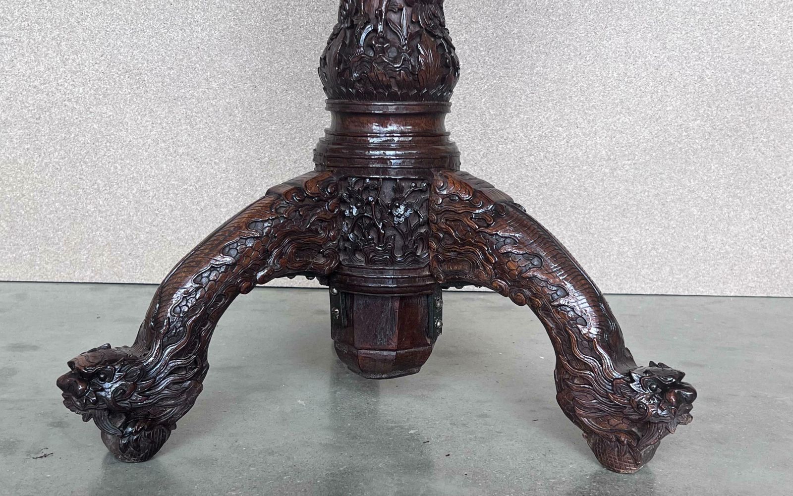 Table ronde basculante de style colonial britannique, XIXe siècle, finement sculptée photo Mobilier