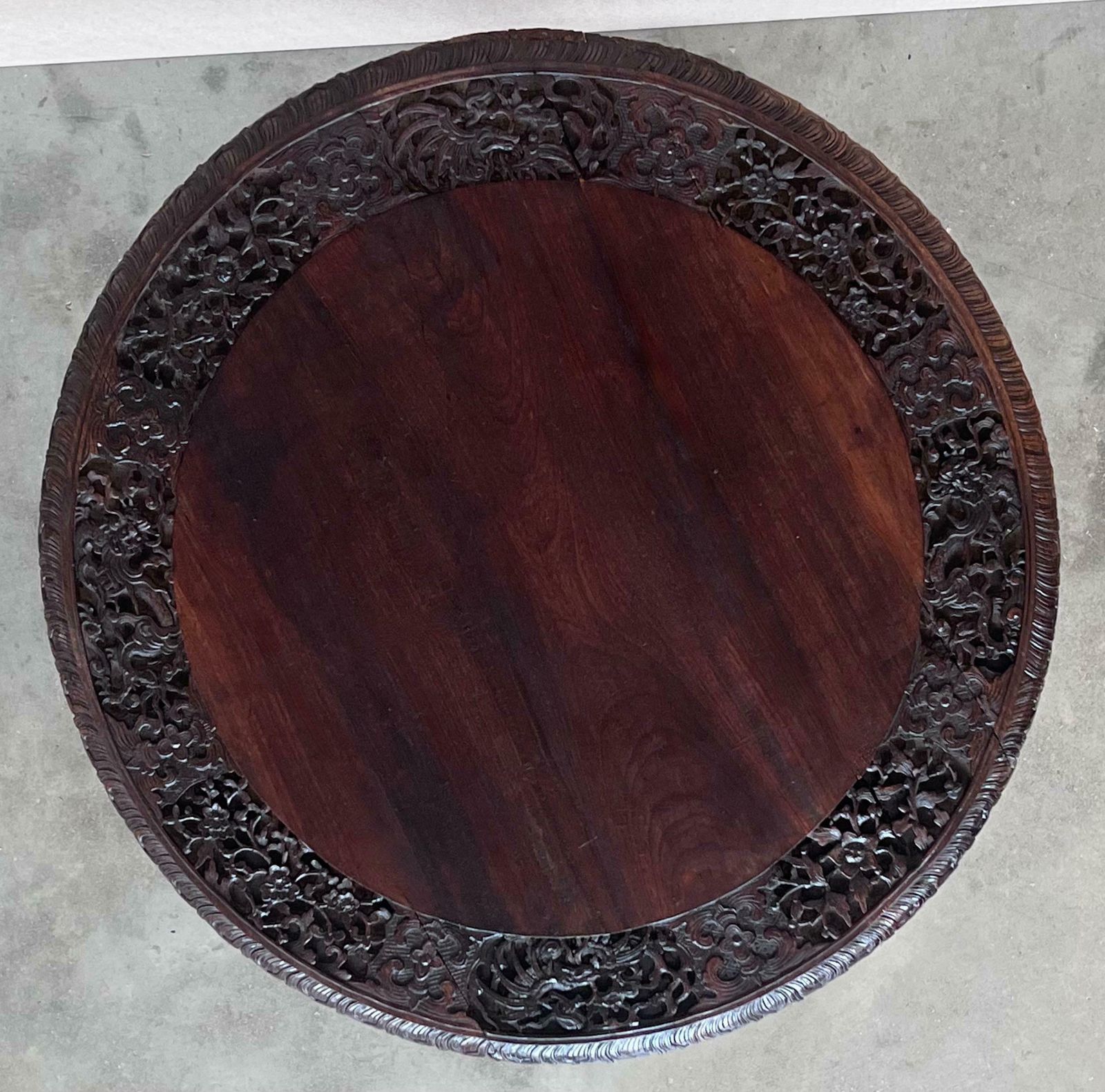 Table ronde basculante de style colonial britannique, XIXe siècle, finement sculptée photo vintage