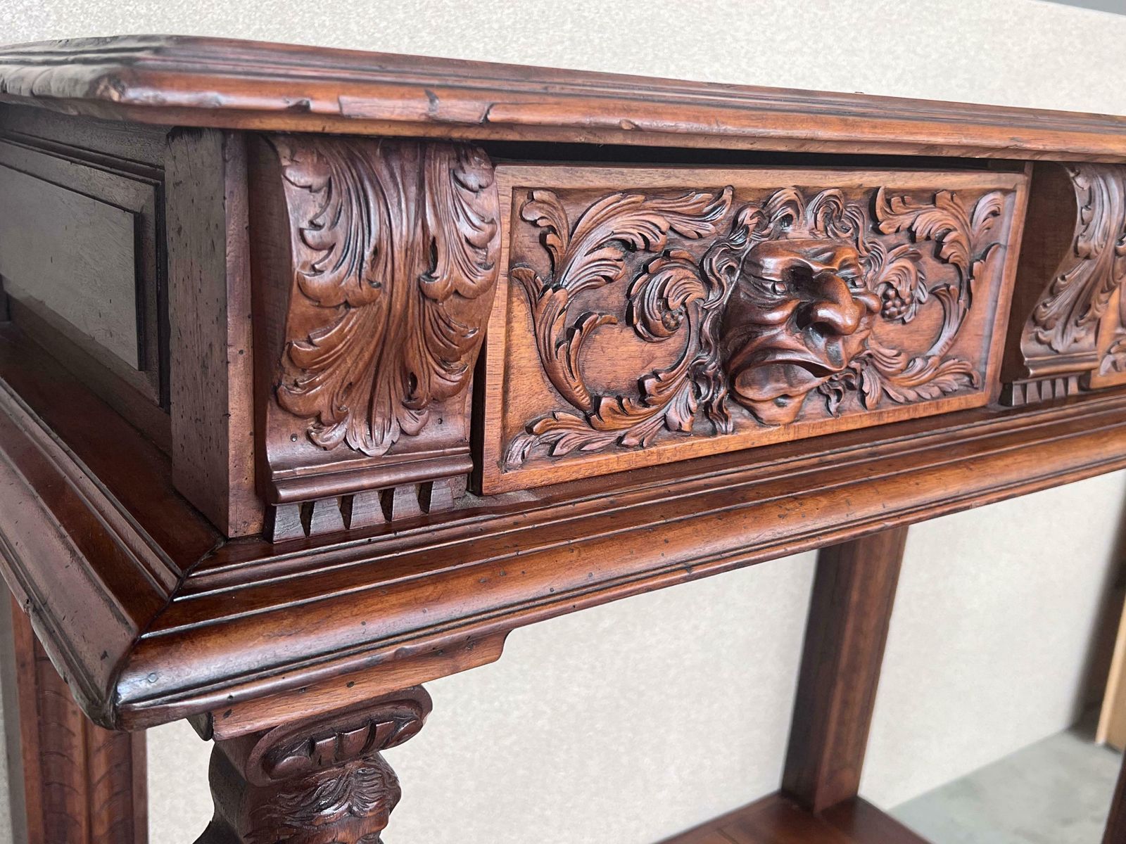 photo furniture Console sculptée de style Renaissance, plateau en marbre beige, XIXe siècle