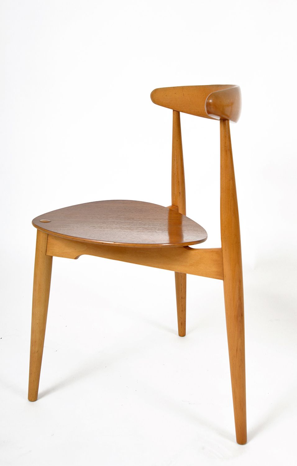 photo vintage 1950s Set 4 Fh4103 Heart Dining Chairs By Hans Wegner For Fritz Hansen Denmark
