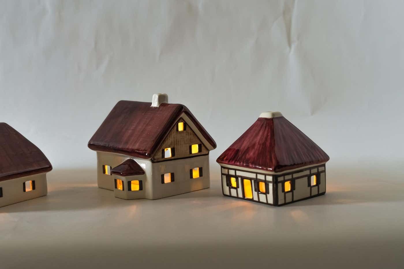photo vinterior Christmas Ceramic Houses For Candle Light Deco In Shape Of A Village Around 1970