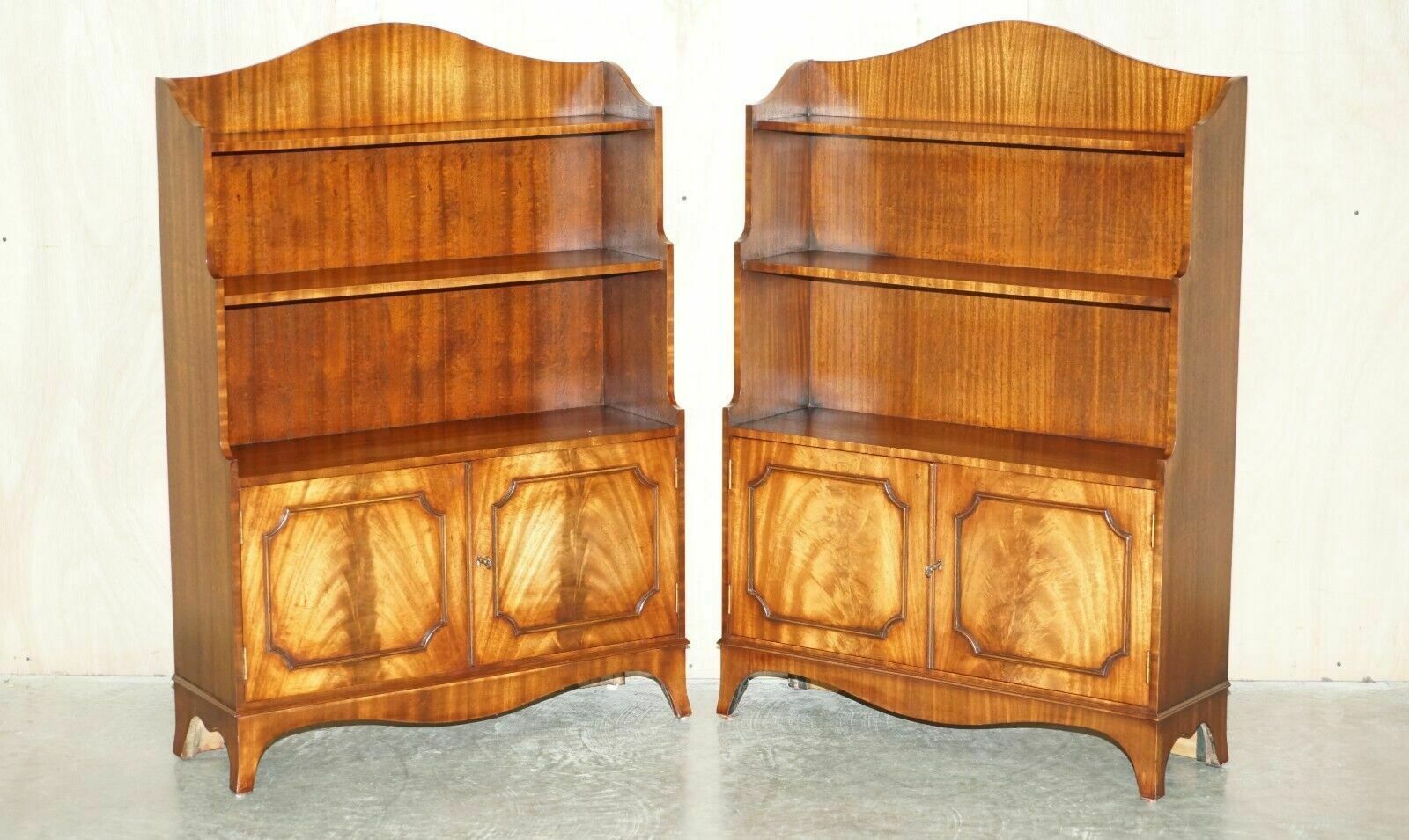 Stunning Pair Of Flamed Mahogany Dwarf Waterfall Open Library Bookcases Cupboard