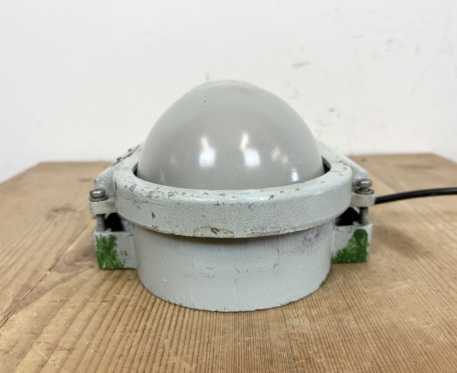 Industrial Cast Aluminium Wall Light With Milk Glass From Elektrosvit, 1970s, 8x photo vinterior