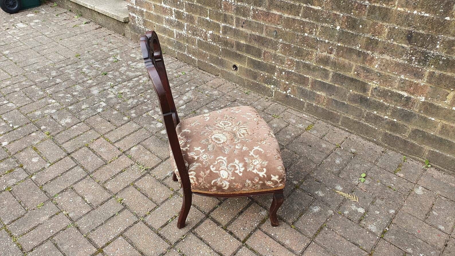 photo furniture Top Quality Elegant Vintage Upholstered Chair Low Nursing Deep Sprung Bedroom Cabriole Legs