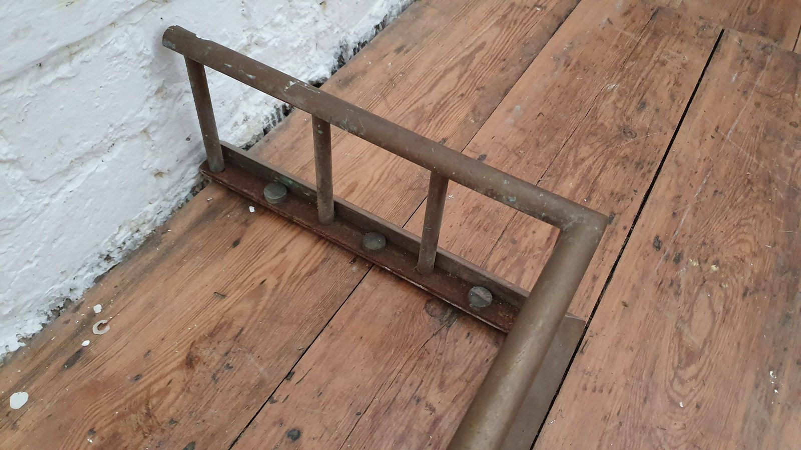 Large Vintage Very Heavy Iron And Brass Fender photo vinterior