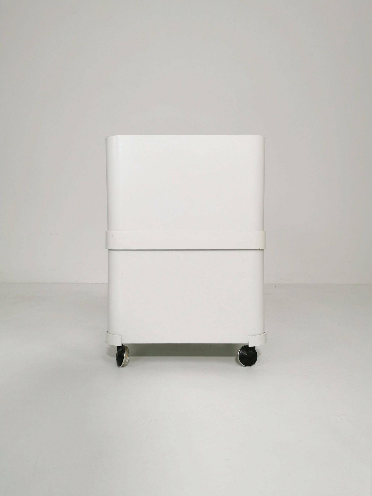 photo furniture Spsceage Side Table Or Mini Bar Trolly By Flair For Prisunic. Molded Plastic 1980s