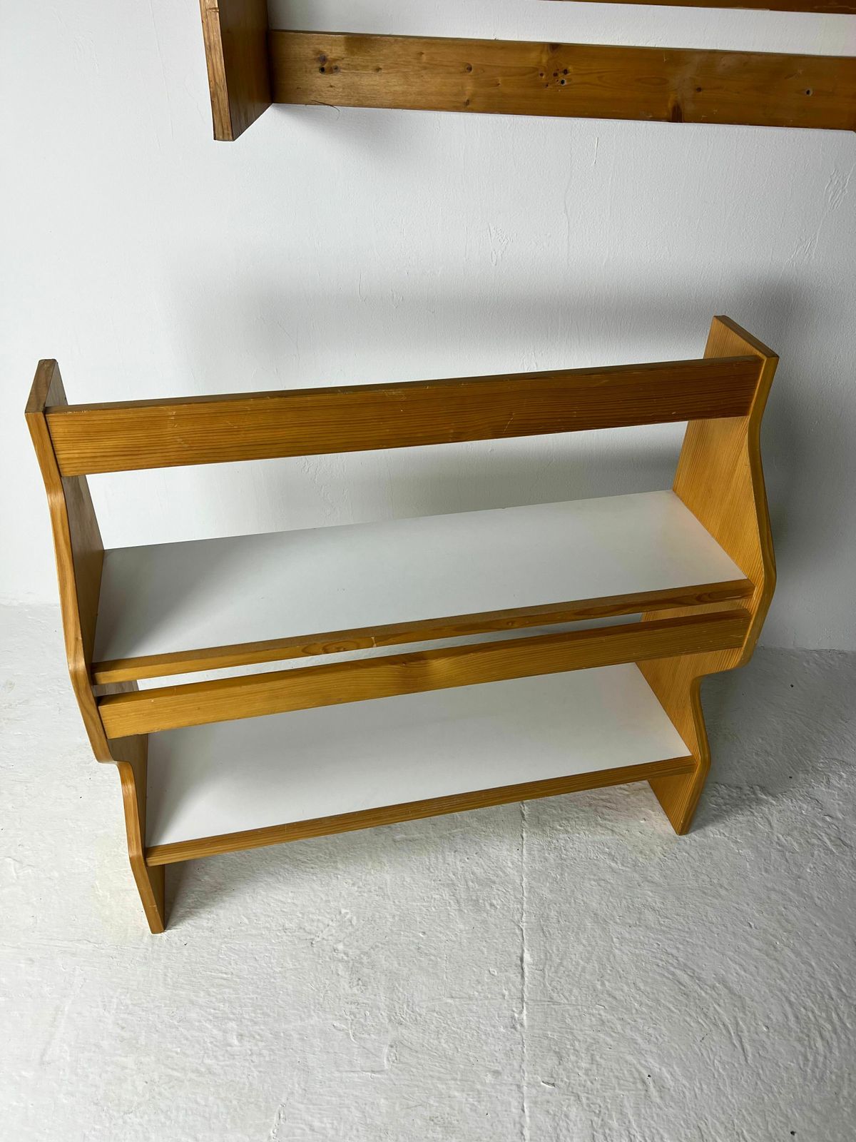 photo vintage Duo Of Shelves By Charlotte Perriand