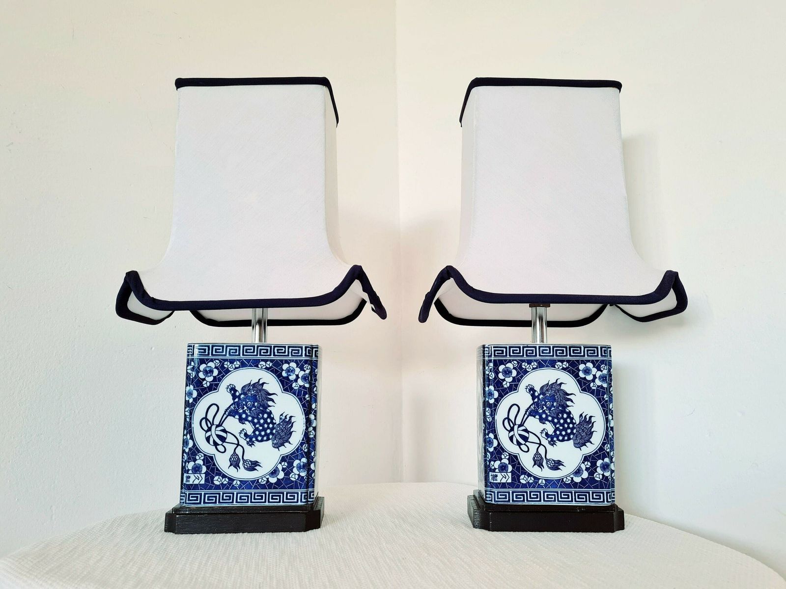 Vintage – Stel Van Twee Chinese Lampen Met Keramieken Voet En Katoenen Kap