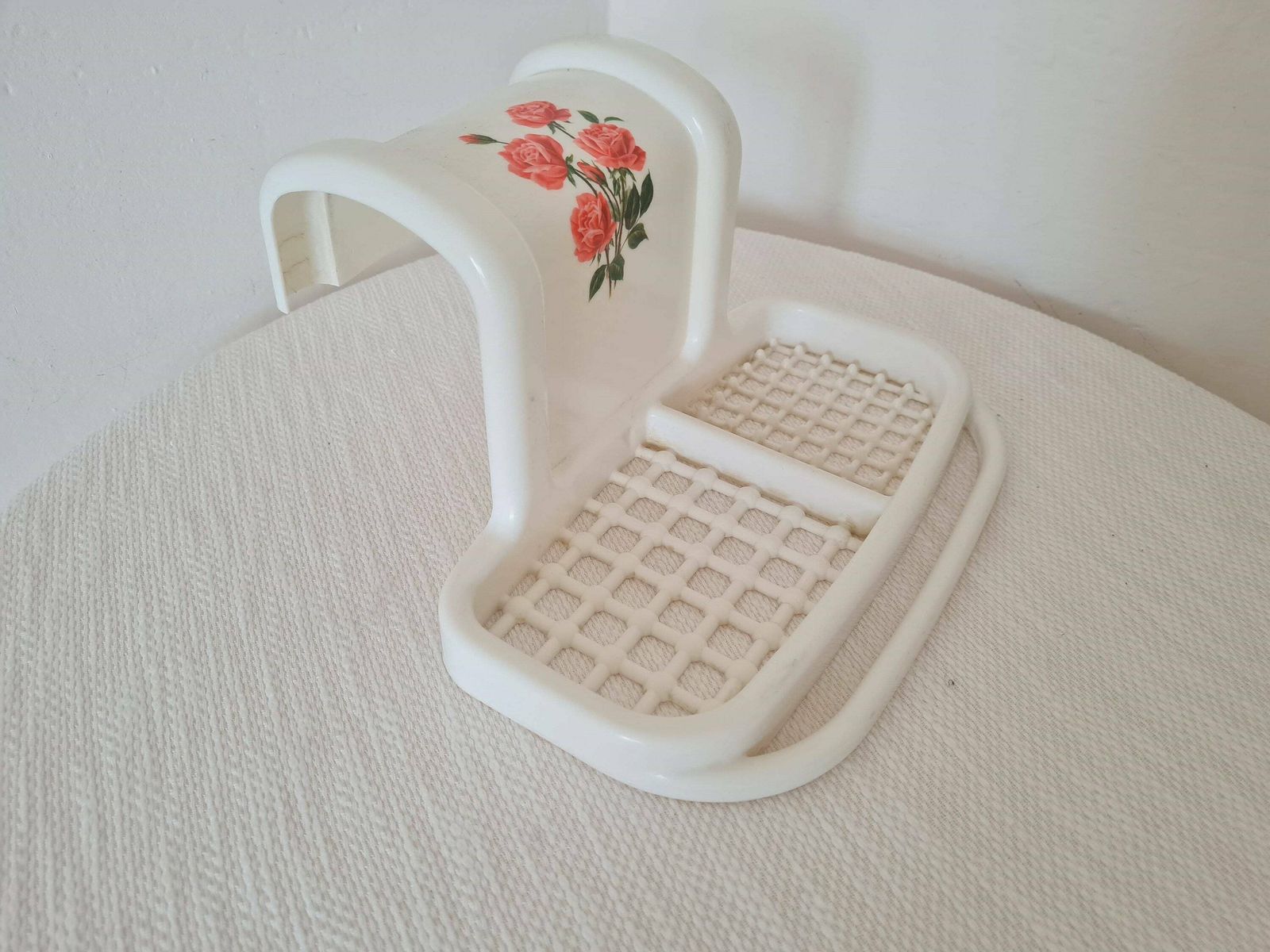 photo furniture One Of The Retro Plastic Bathroom Accessories Syla France 2