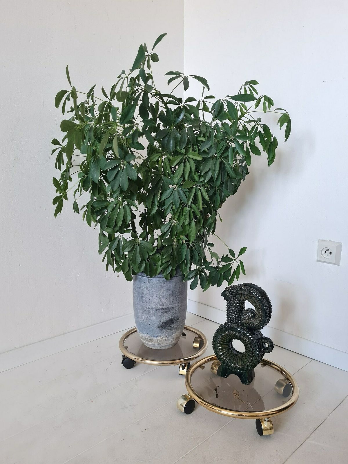 photo furniture Vintage Mid Century Hollywood Regency Bloemenstandaard Op Wielen
