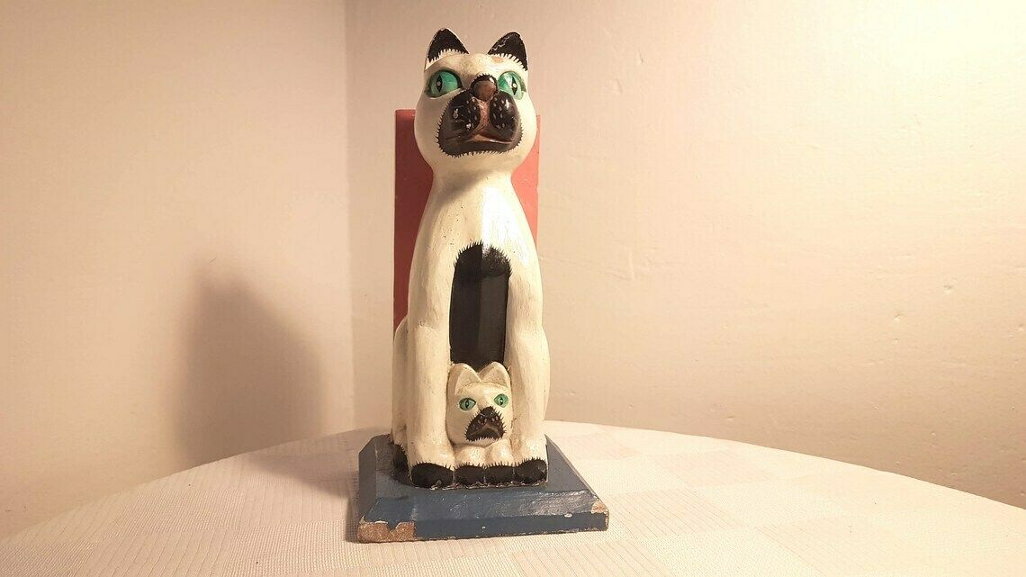 Vintage Boekensteun, Handgesneden Hout Met Naïeve Schildering Van Een Kat Met Kitten photo furniture
