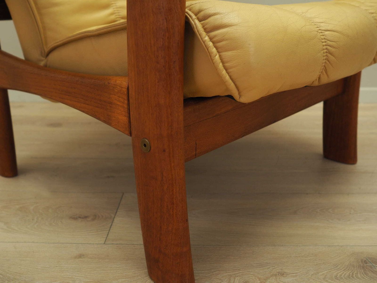 photo vintage Yellow Leather Armchair, Danish Design, 1960s, Production: Denmark
