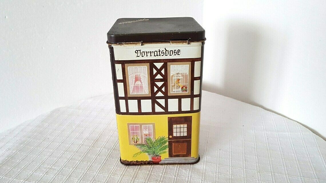 Vintage Blikken Doos, Gemaakt In Duitsland. Huisvormig Blik, De Schildering Is Gesigneerd 'Anne'. In Goede Staat. photo for sale