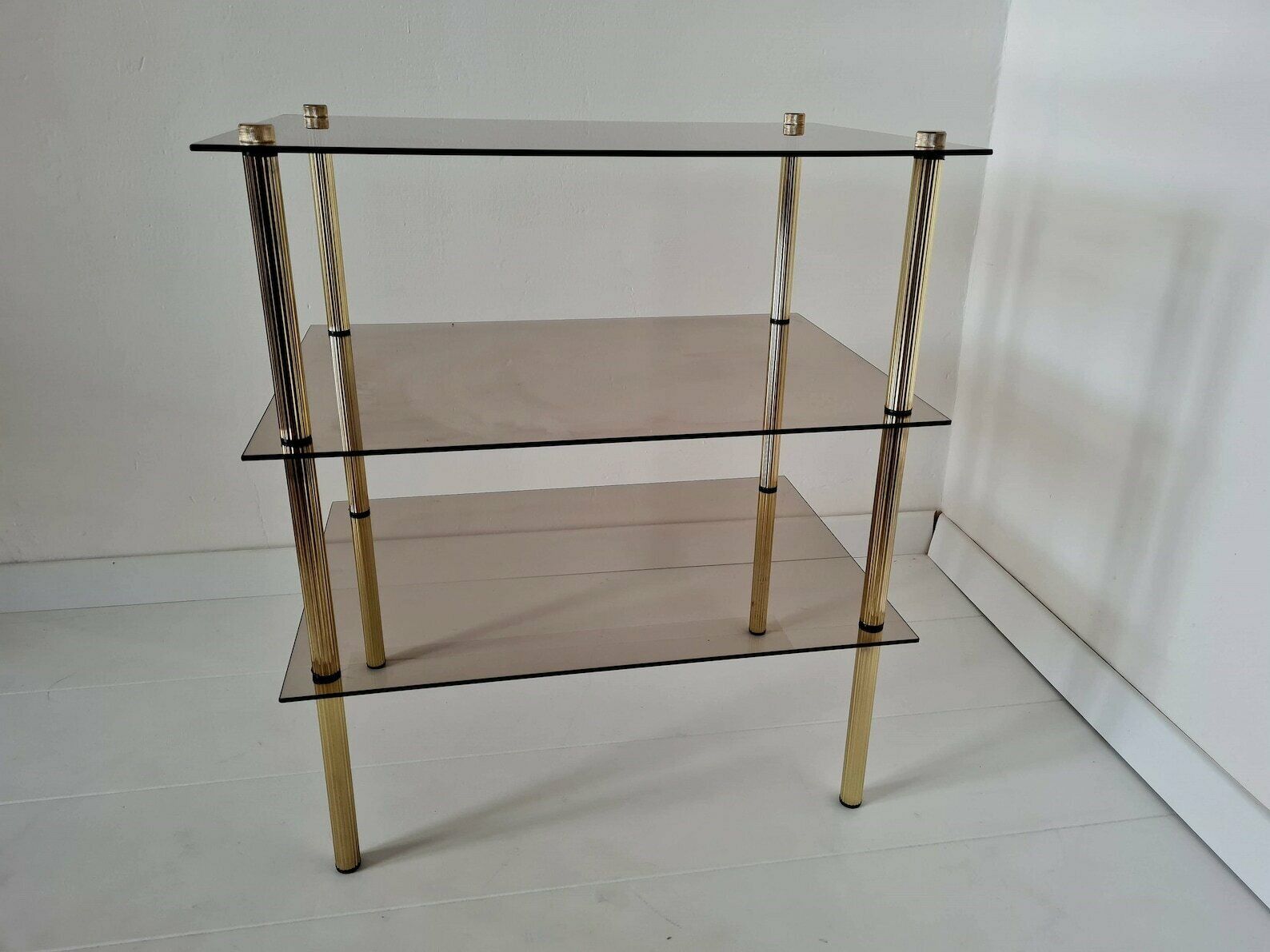 Vintage Hollywood Regency Stijl Wandrek Van Messing En Gerookt Glas – Mcm photo Meubels