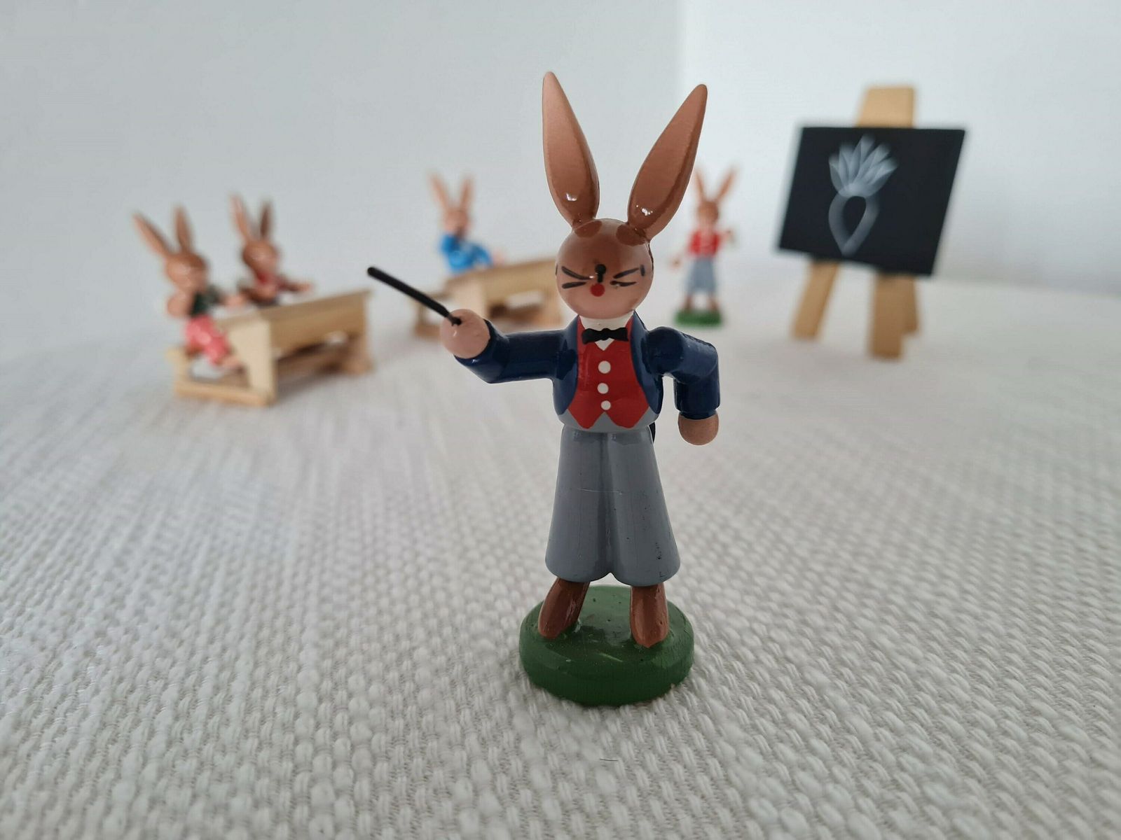 photo for sale Vintage Duits Erzgebirge Paashaas School Houten Miniaturen Jaren 1980