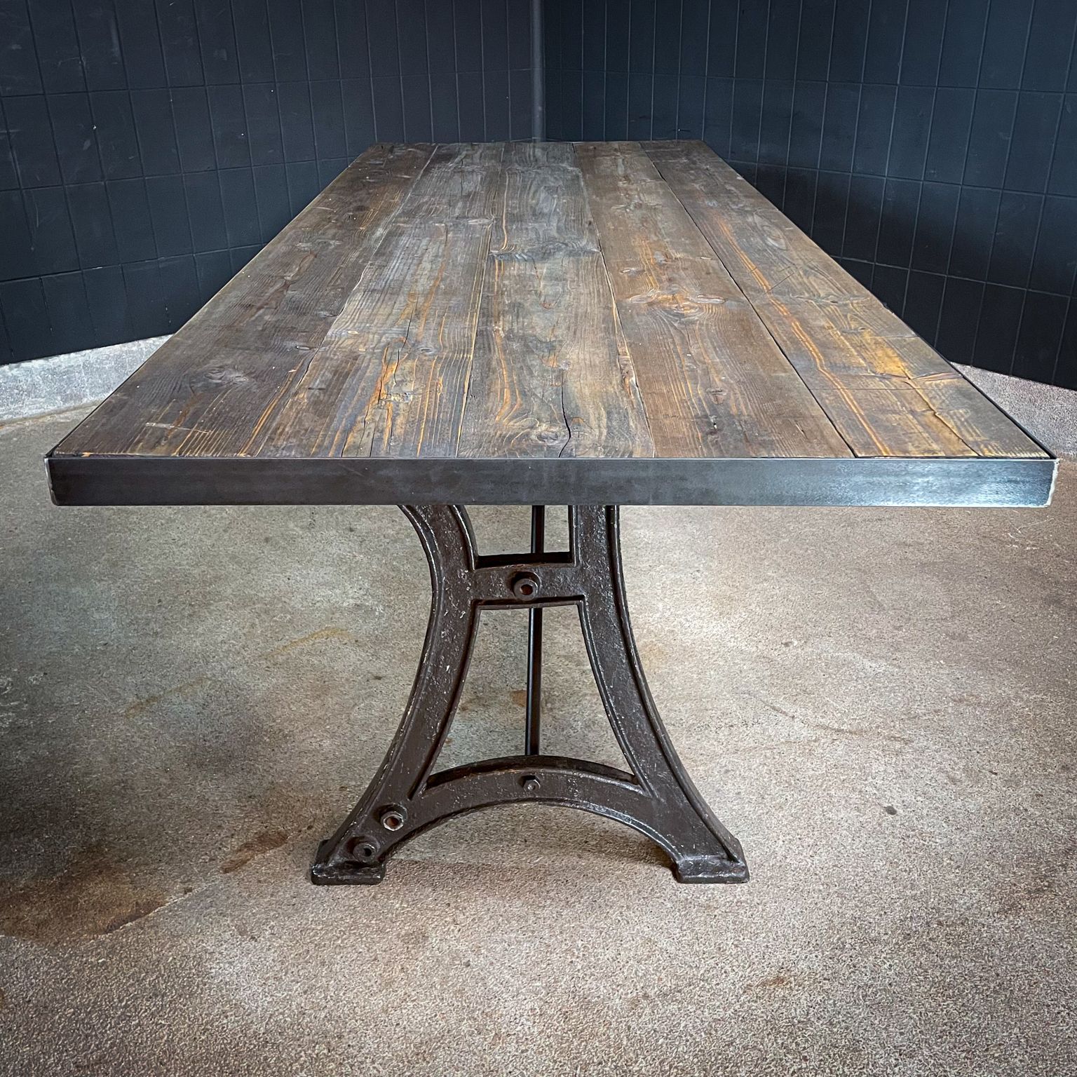 Industriële Eettafel Op Diamantslijpermachineonderstel – Vivre Crafts photo furniture